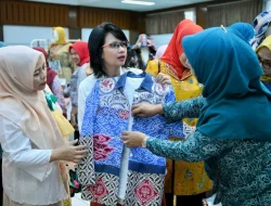 Keseruan Kader PKK Jateng Belajar Merancang Busana Ramah Lingkungan dari Kain Perca