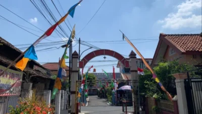 PLN Imbau Warga Jaga Jarak Aman Saat Pasang Bendera dan Umbul-umbul HUT RI