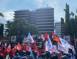 Massa Buruh Jateng Tuntut Kenaikan Upah di Gubernuran, Sempat Jebol Gerbang