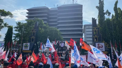 Massa Buruh Jateng Tuntut Kenaikan Upah di Gubernuran, Sempat Jebol Gerbang